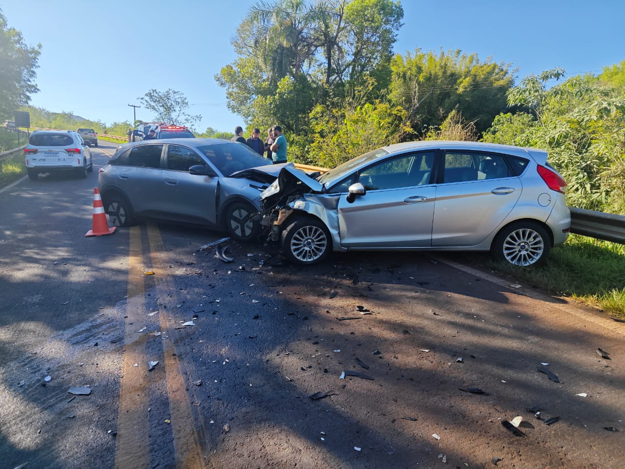 Batida frontal entre carros deixa dois motoristas feridos na PR-317 em Toledo