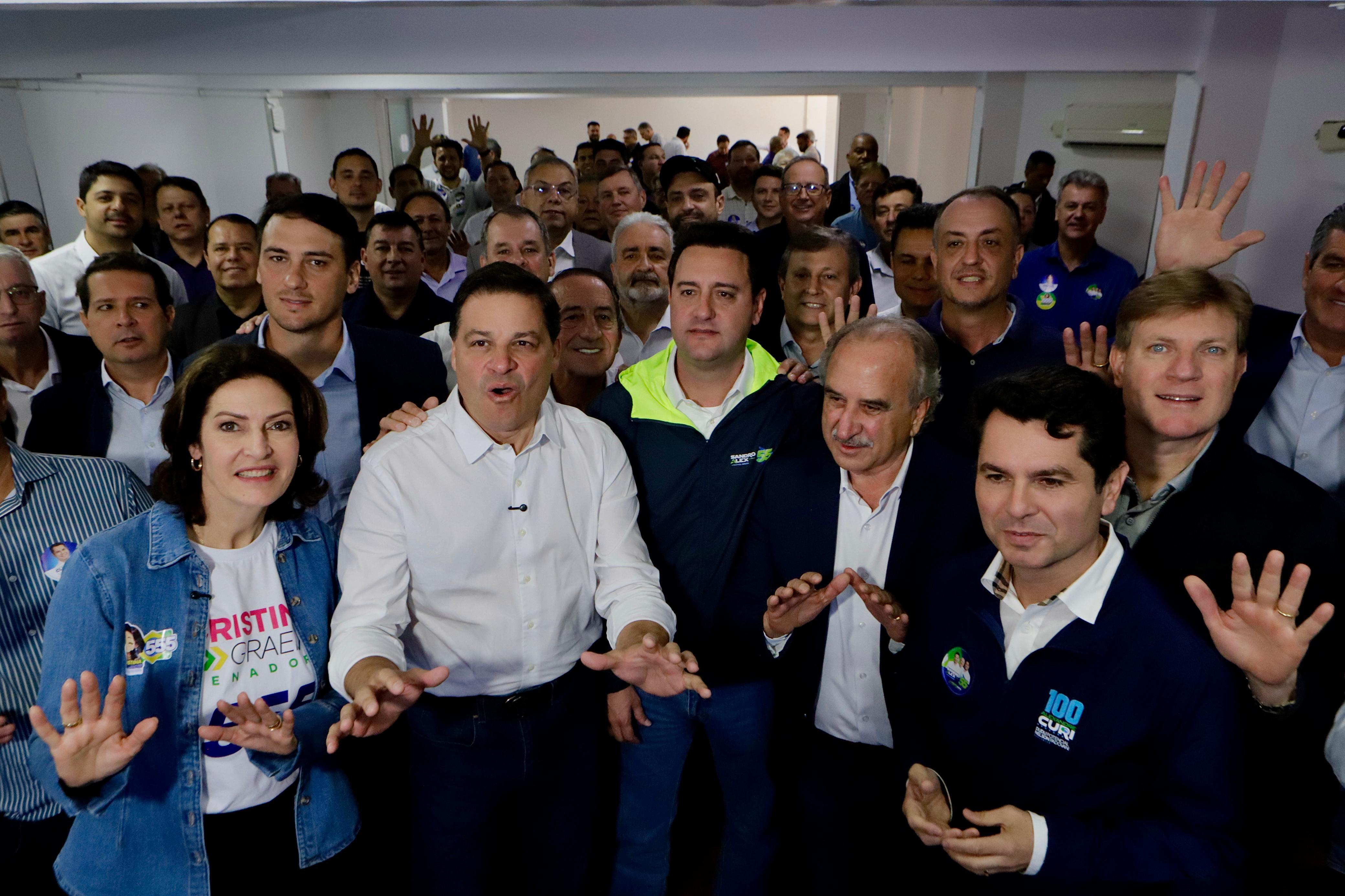 Ao lado de Ratinho Junior, Sandro Alex reúne 53 prefeitos da região Oeste e apresenta novos projetos
