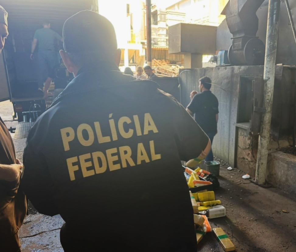 Polícia Federal incinera cerca de quatro toneladas de drogas apreendidas em Cascavel