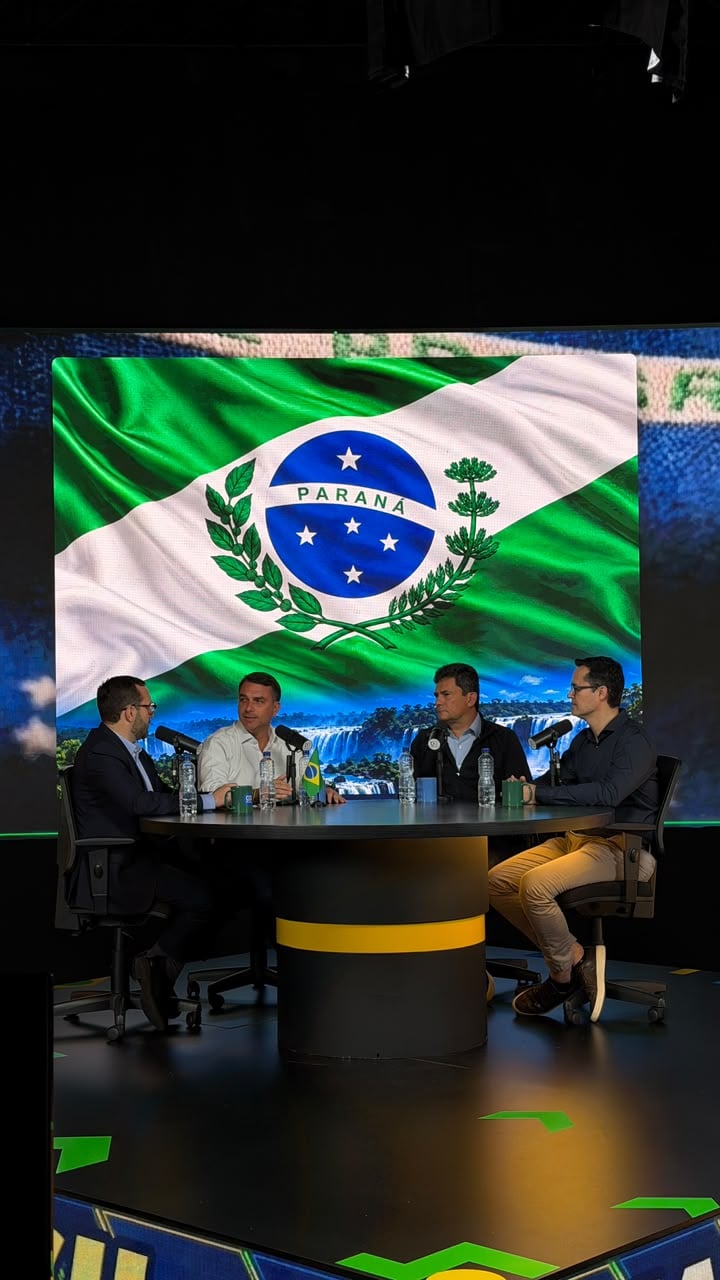 “Quero deixar claro que o candidato da Força Bolsonaro no Paraná ao governo é Sergio Moro”, diz Flávio ao lado de Moro em superlive