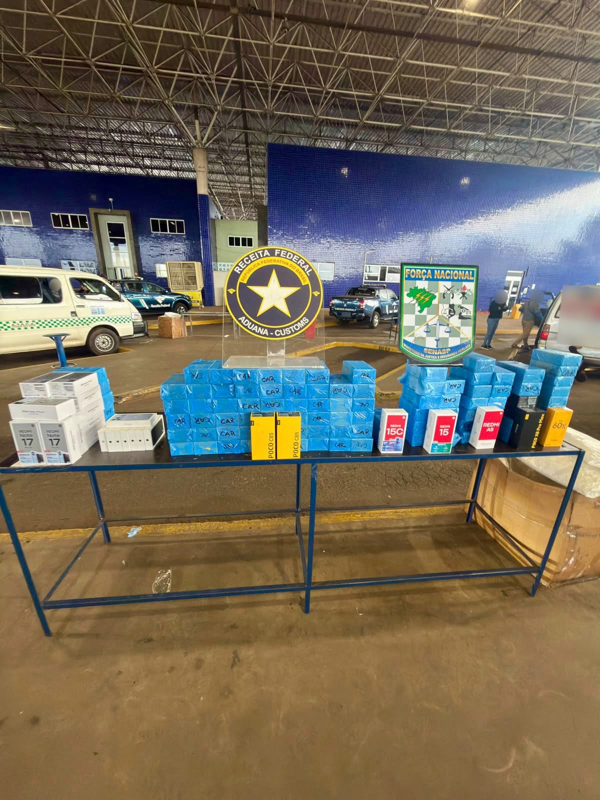 Receita Federal encontra 130 celulares escondidos em fundos falsos de van na Ponte da Amizade