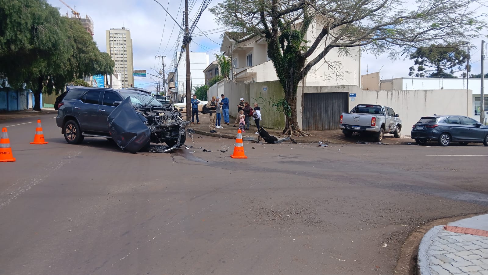 Acidente entre caminhonetes deixa duas pessoas feridas no Centro de Cascavel