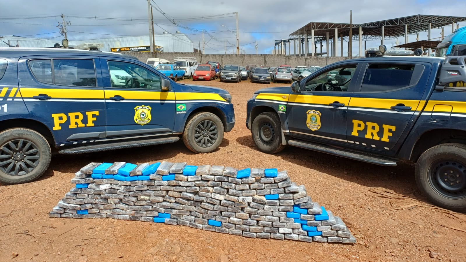 PRF encontra 240 kg de cocaína escondidos em pneus de caminhão no Oeste do Paraná
