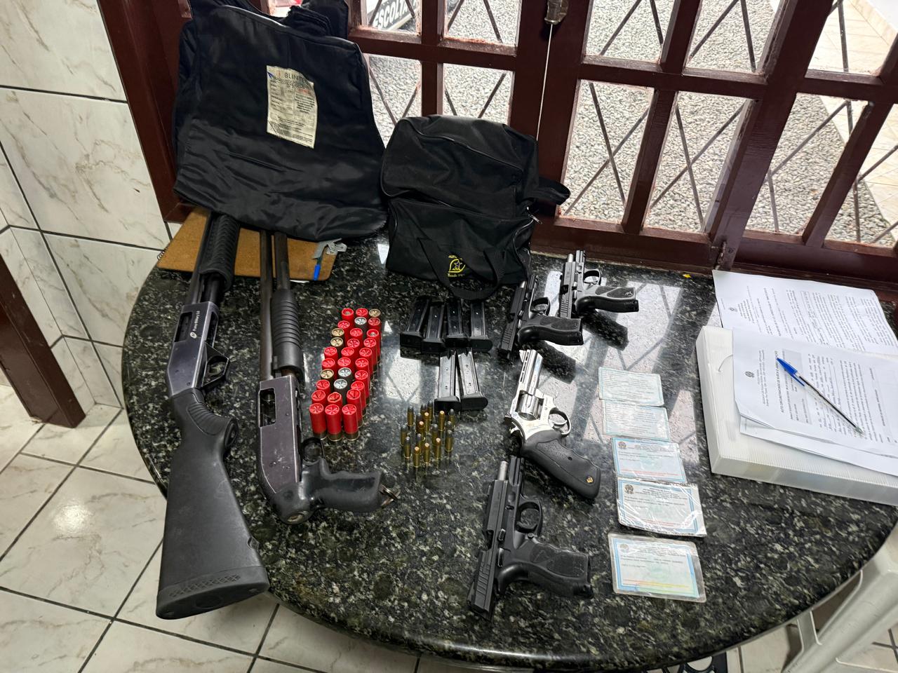 Polícia Federal apreende armas e investiga esquema de segurança privada clandestina