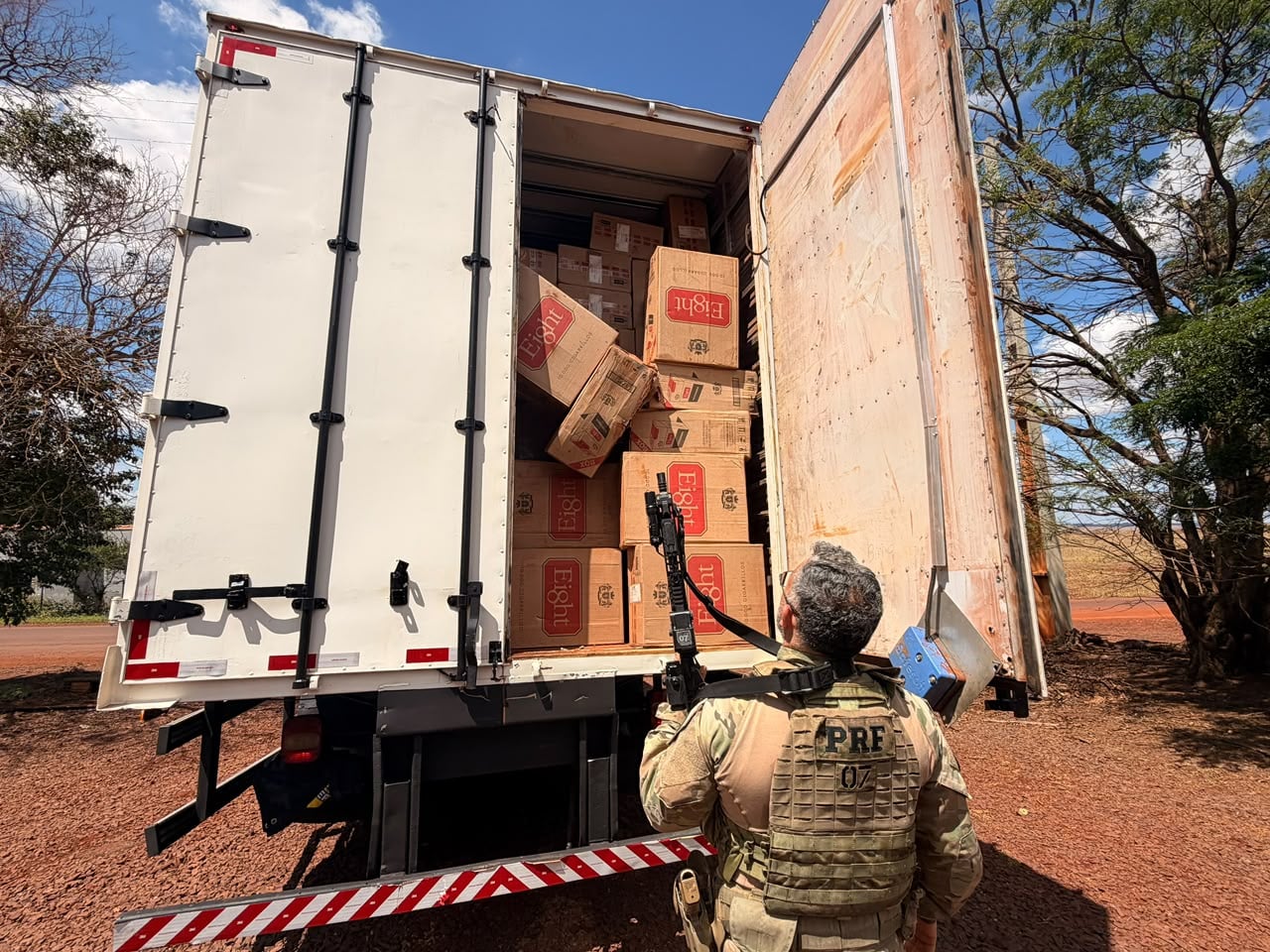 PRF apreende caminhão com 250 mil maços de cigarros contrabandeados no Oeste do Paraná
