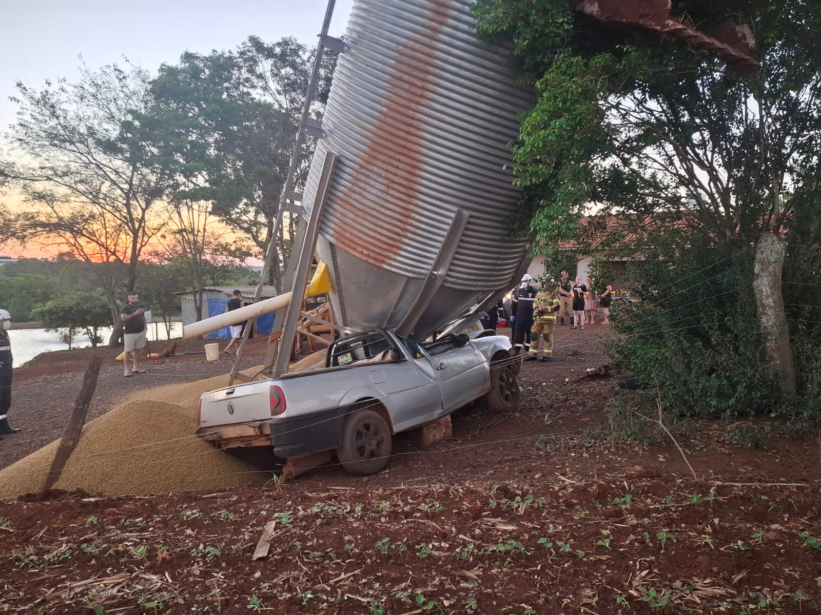 Saveiro bate contra silo e deixa duas pessoas feridas na PR-589 em Toledo