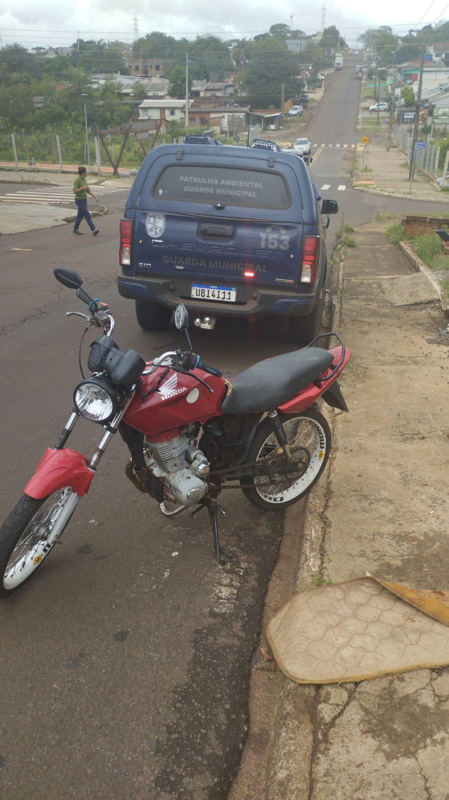 Adolescente de 15 anos foge da Guarda com moto sem placa e entra em pista de caminhada do Ecopark