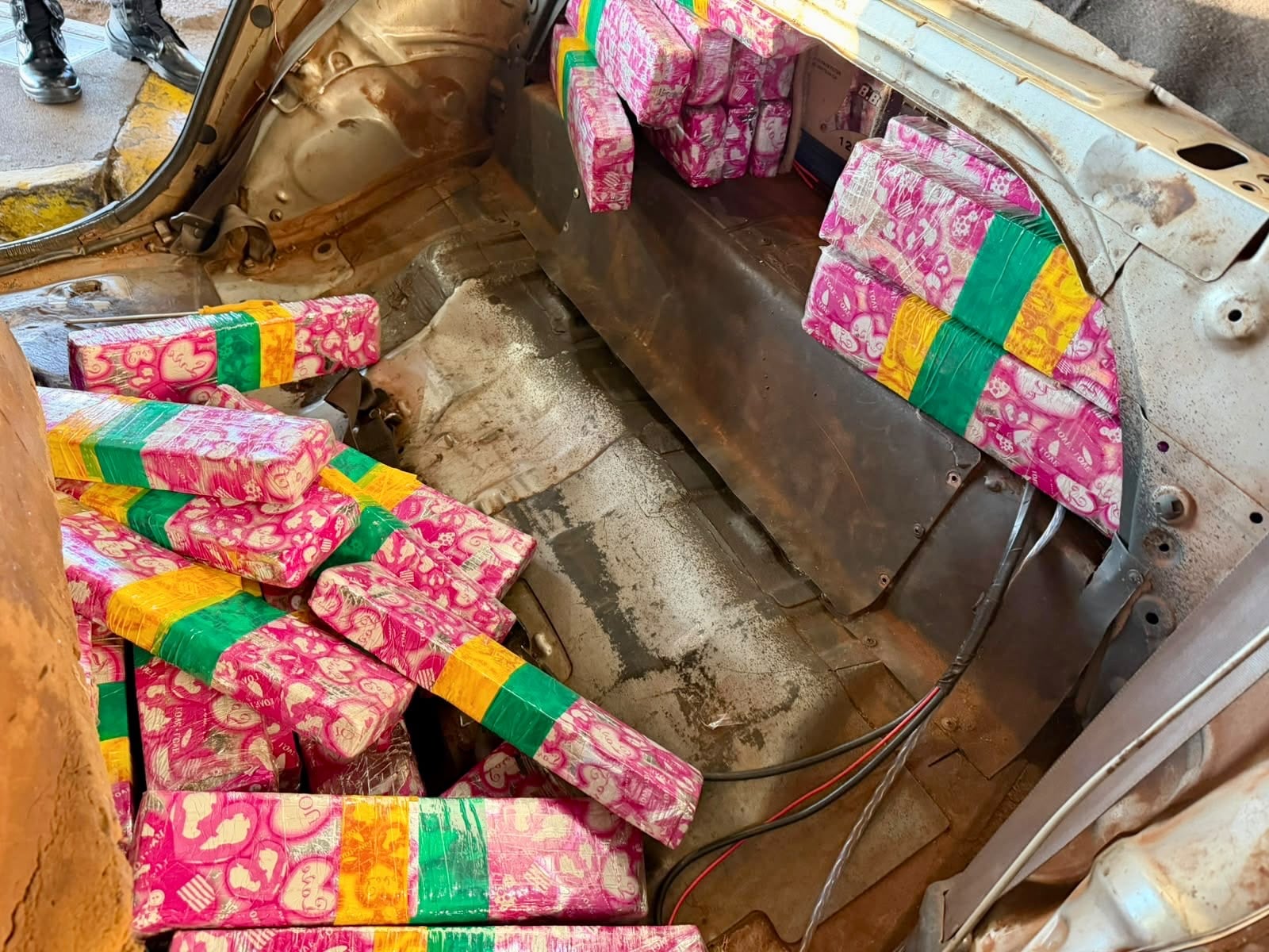 Receita apreende 212 kg de maconha em fundo falso de carro na Ponte da Amizade