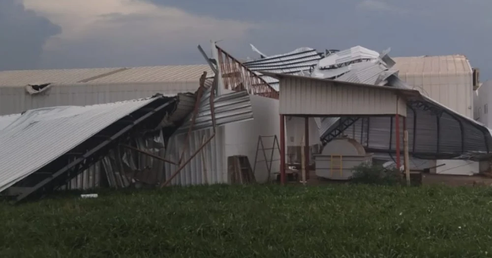 Ventos fortes atingem Cascavel; temporal causa estragos em Toledo