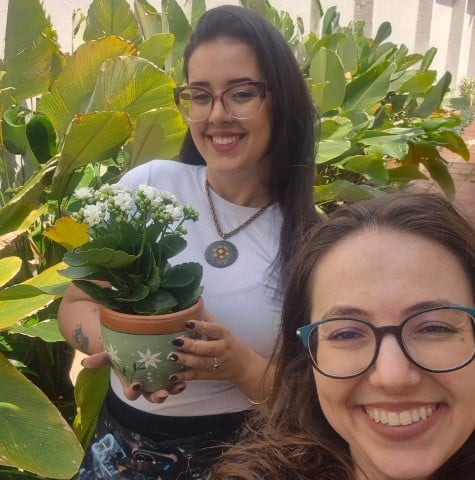 Workshop propõe experiência de pintura e cultivo em vaso de barro