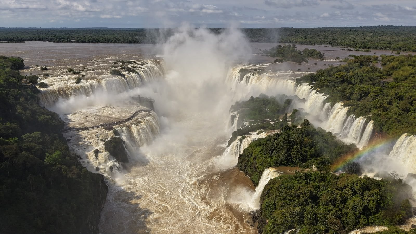 Volume de chuvas interdita as passarelas das Cataratas do Iguaçu neste domingo