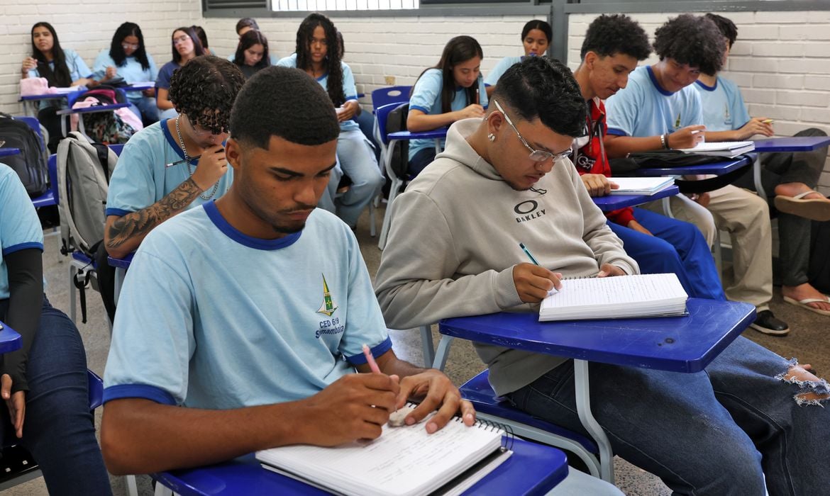 Indústria avança em tecnologia, mas educação limita formação profissional
