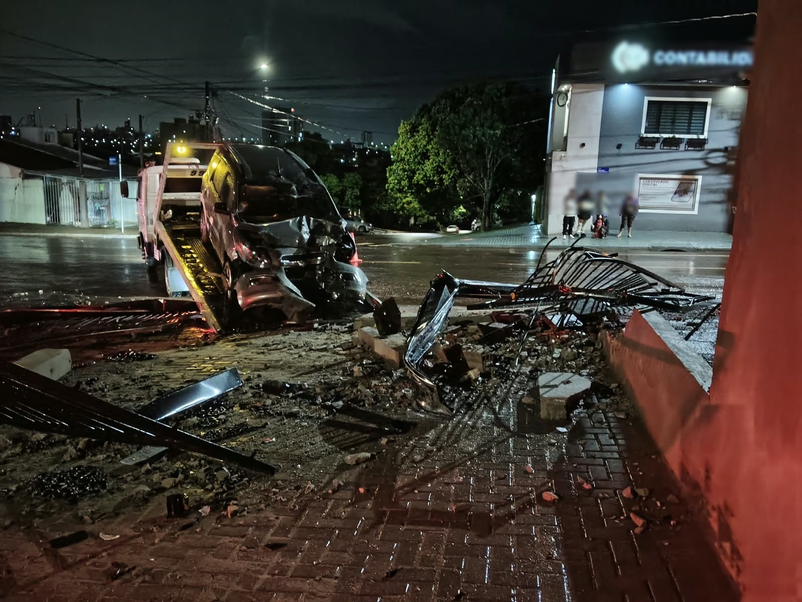 Motorista é detido após bater carro contra muro e fugir a pé no Bairro Santa Cruz