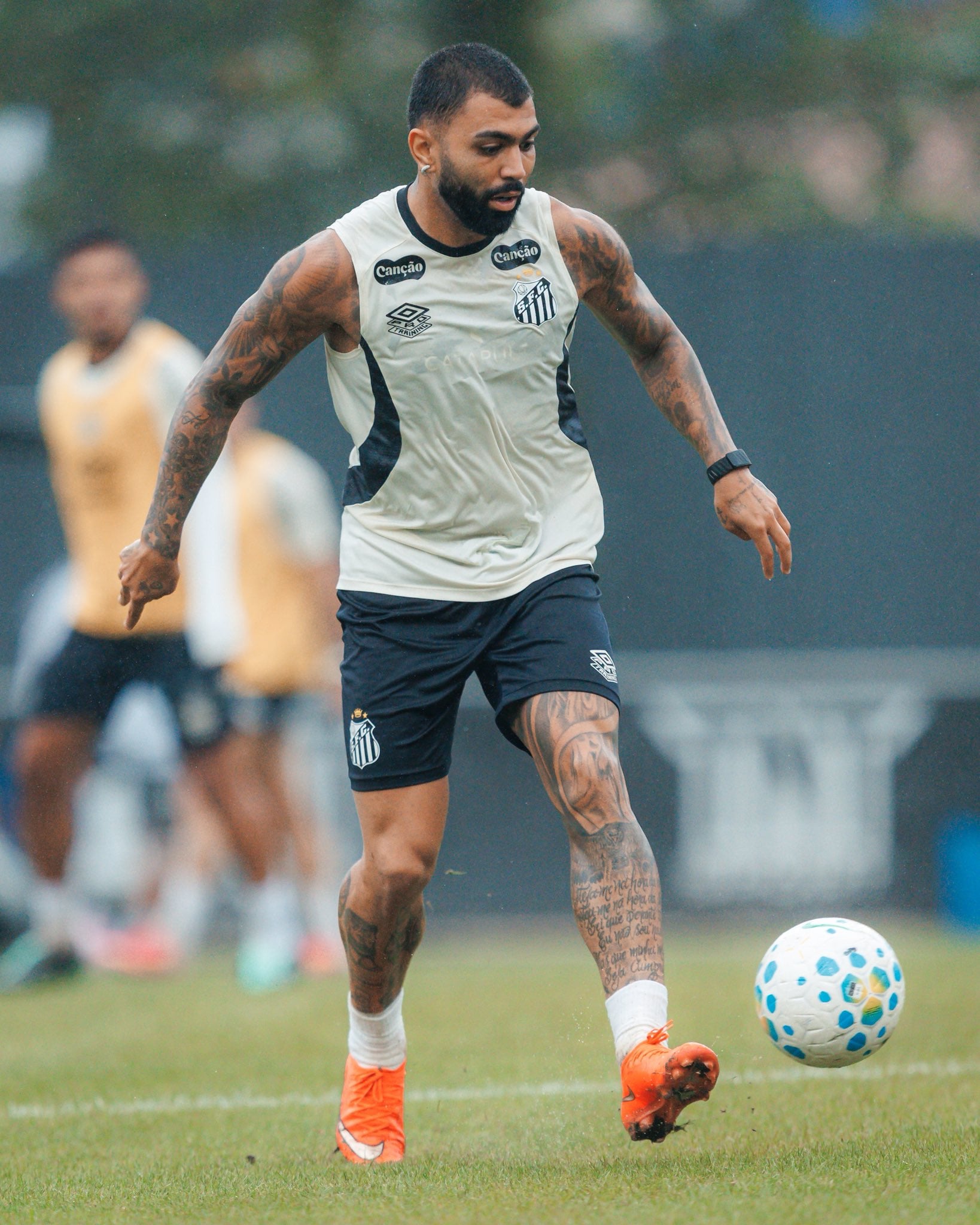 Fla defende liderança na Vila Belmiro