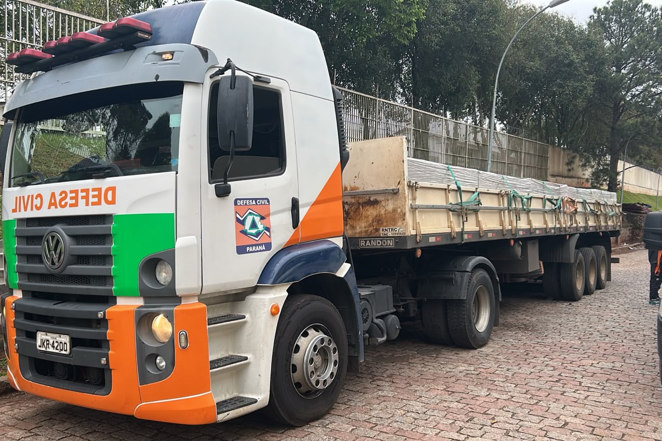 Após vendaval, Estado envia mais de cinco mil telhas para Laranjeiras do Sul