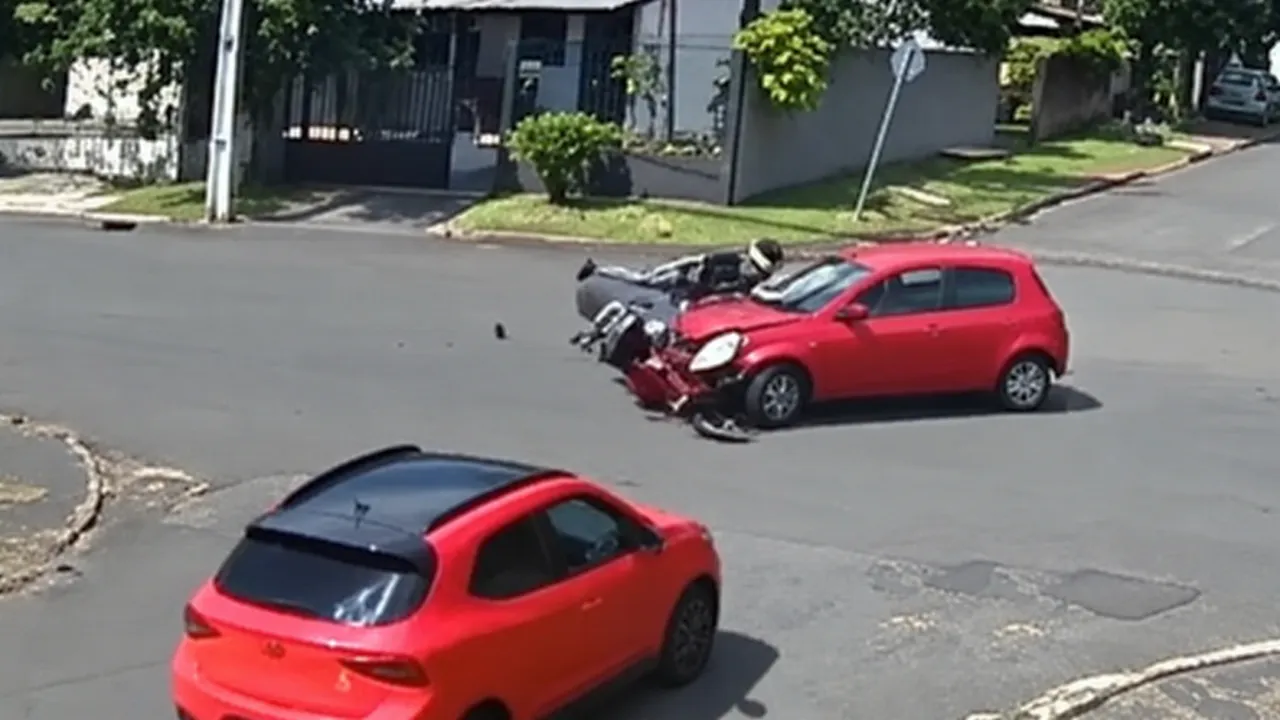 Colisão entre carro e moto deixa motociclista ferido no bairro Esmeralda