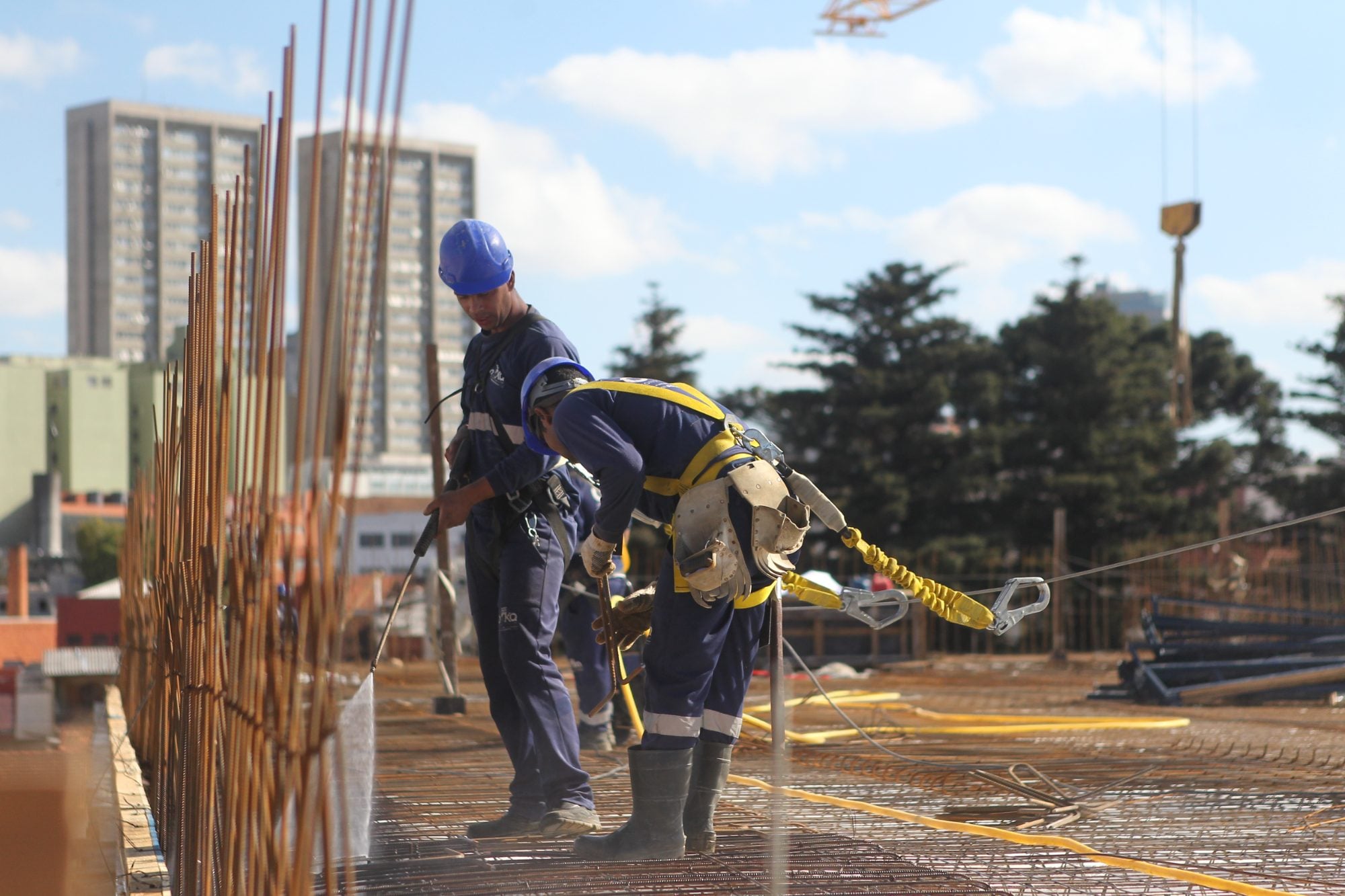 Construção movimenta 186 mil empregos e responde por 13,7% do PIB industrial do Paraná
