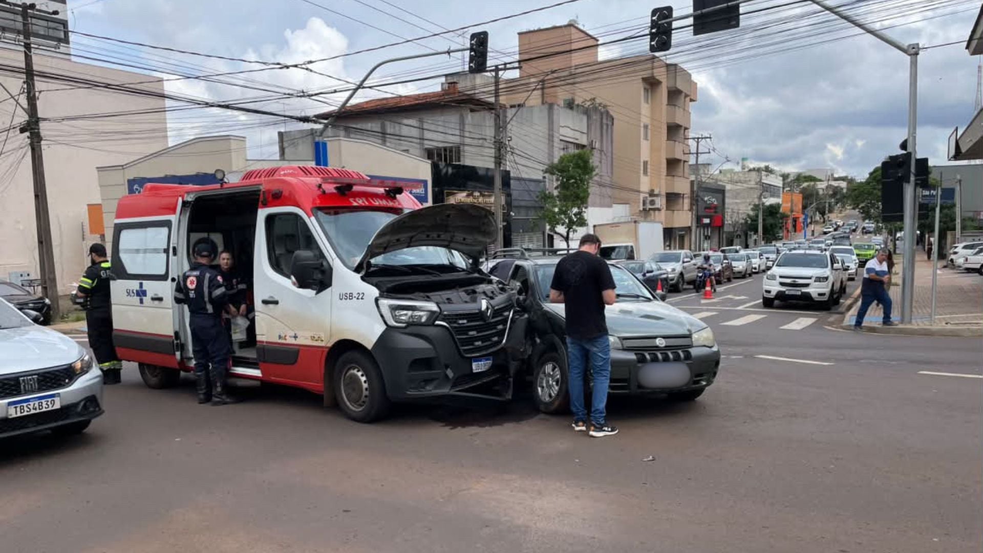 Ambulância do Samu se envolve em acidente durante transporte de paciente em Cascavel