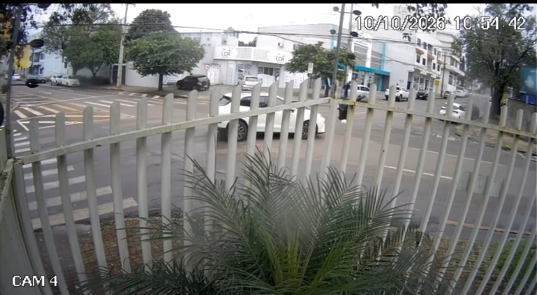 Vídeo: motociclista sofre fratura exposta ao se envolver em acidente no Centro
