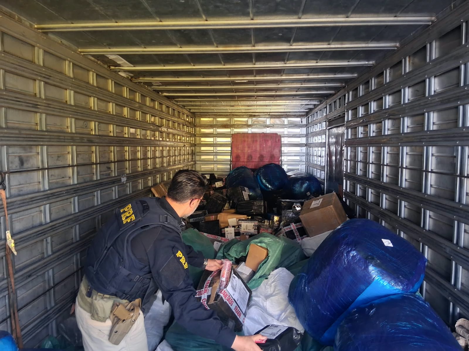 PRF apreende vapers, medicamentos e perfumes em caminhão na BR-277 em Cascavel