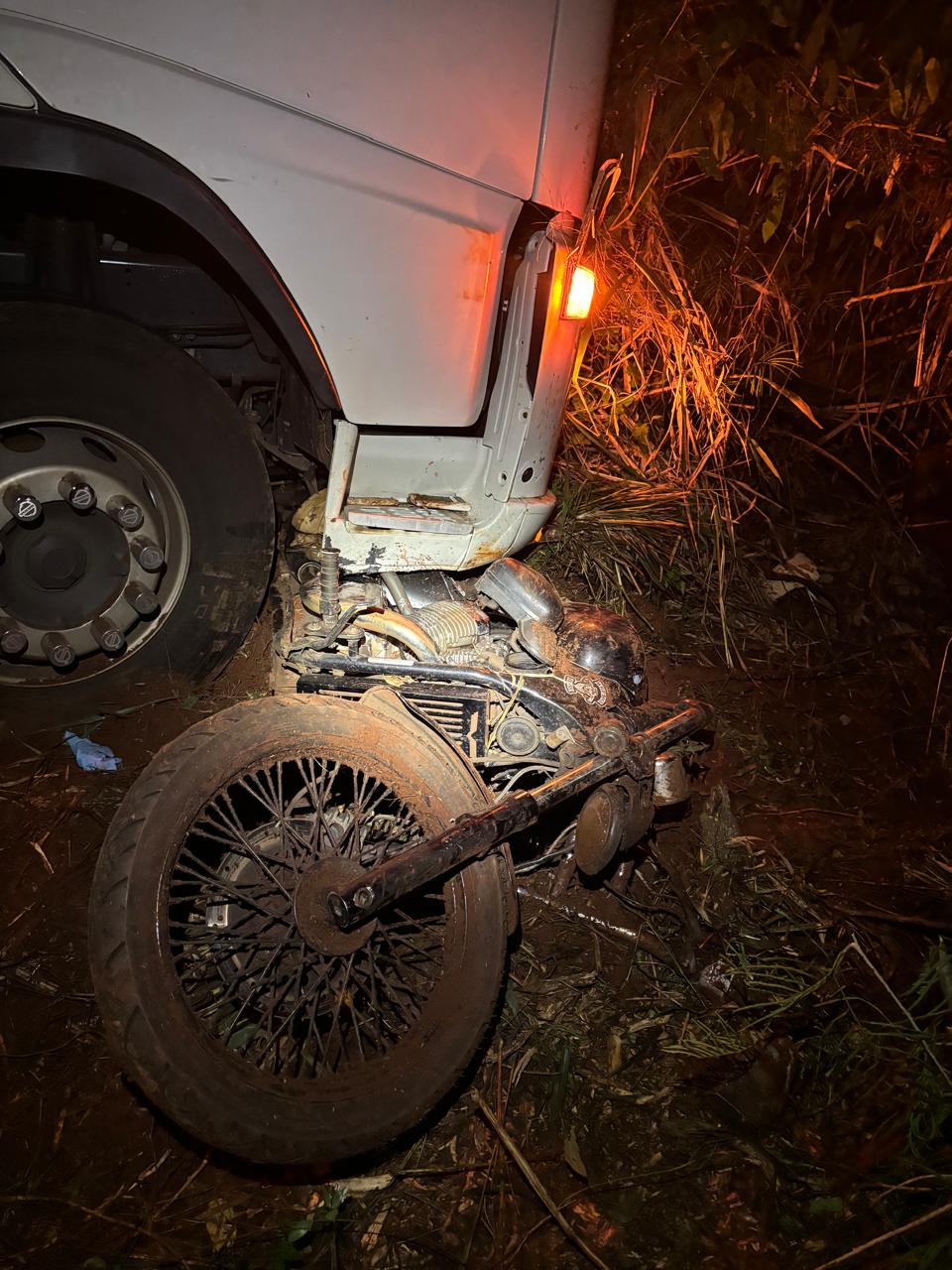 Motociclista de 22 anos morre em grave acidente envolvendo dois caminhões na PR-585