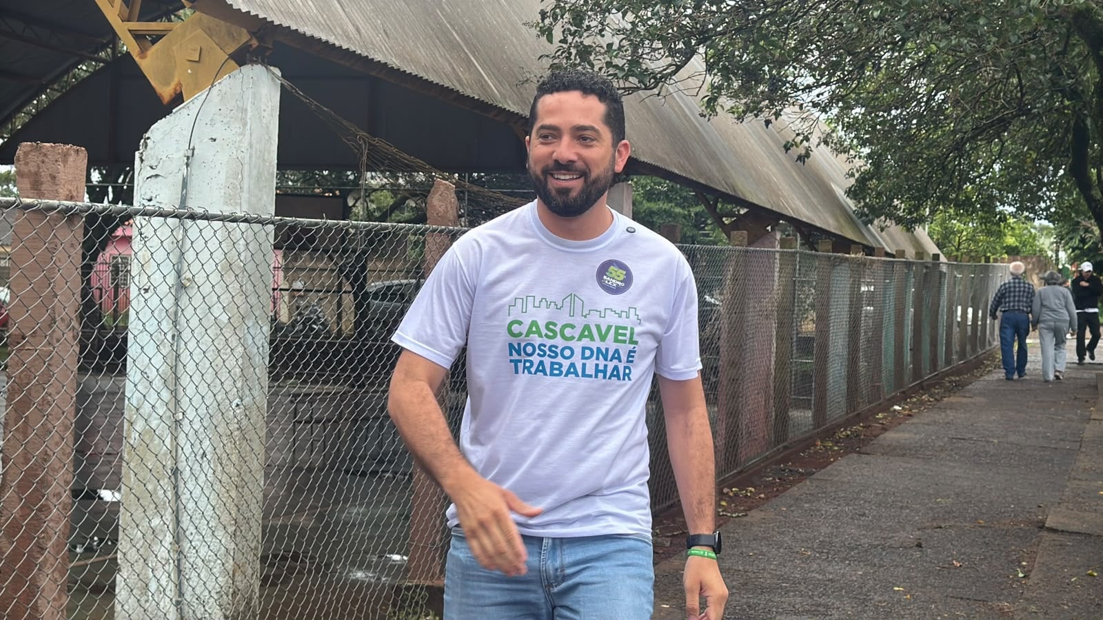 Prefeito em exercício Tiago Almeida vota em colégio onde estudou em Cascavel