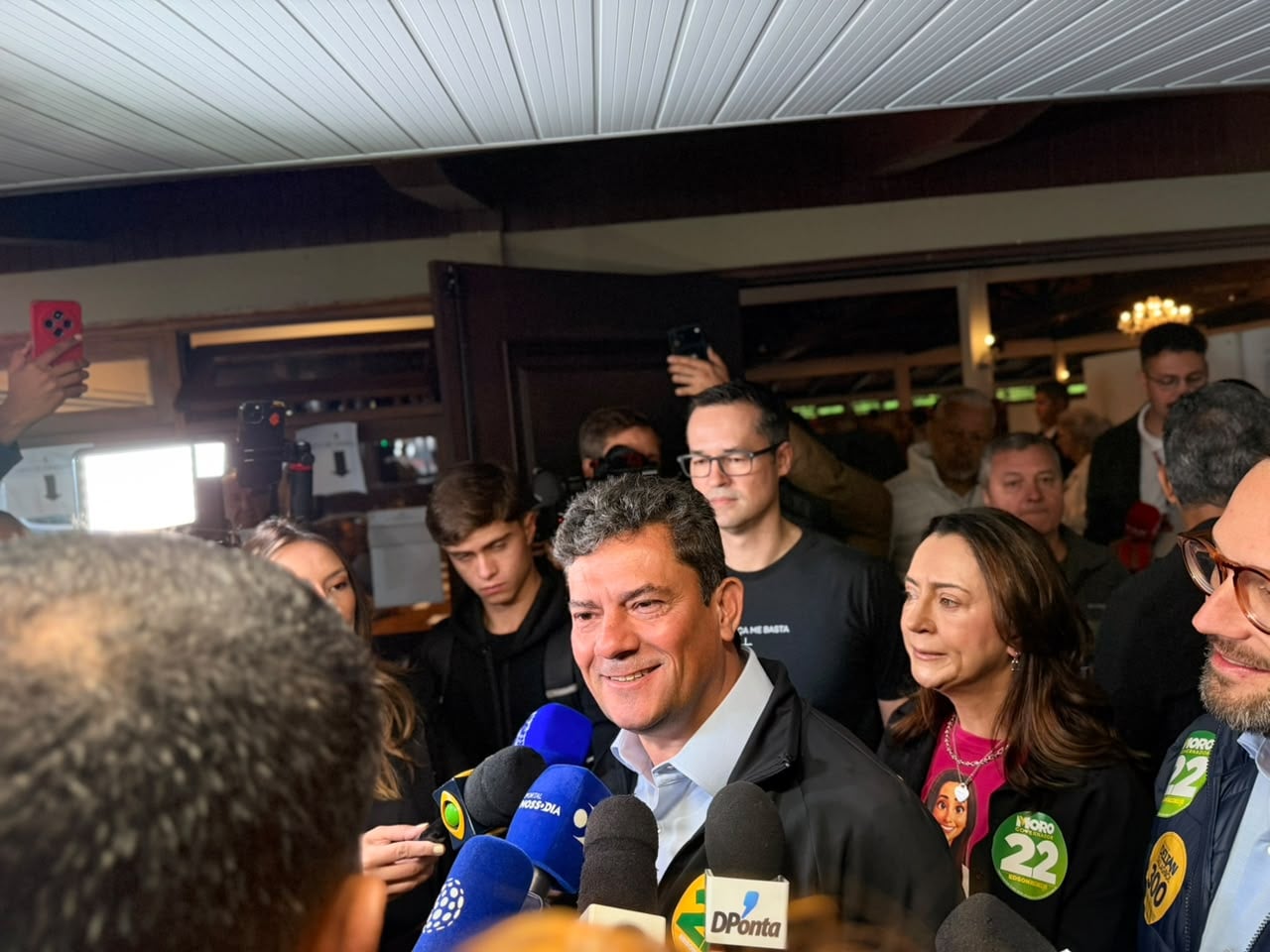 Sergio Moro vota em Curitiba, demonstra confiança e comenta decisão sobre Deltan Dallagnol