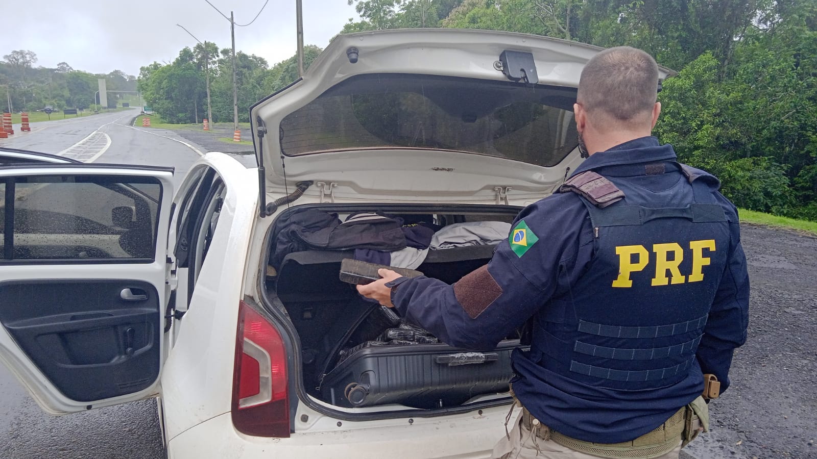 PRF apreende 170 quilos de maconha em carro na BR-373