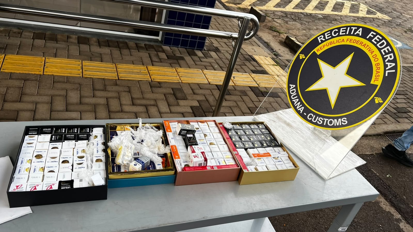 Receita apreende R$ 450 mil em medicamentos e eletrônicos escondidos em carro no Oeste