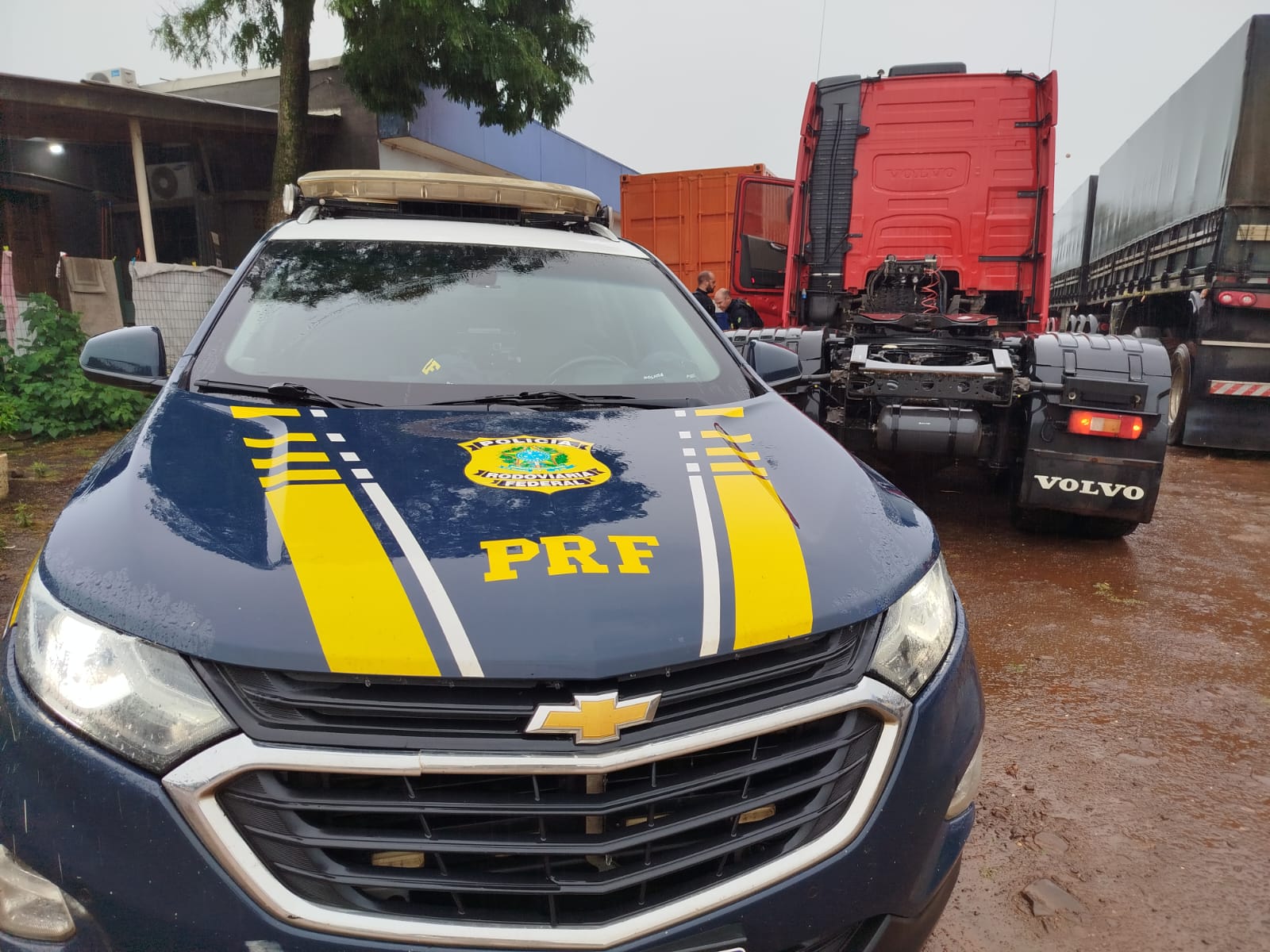 PRF recupera caminhão furtado no Rio Grande do Sul e prende motorista em Cascavel