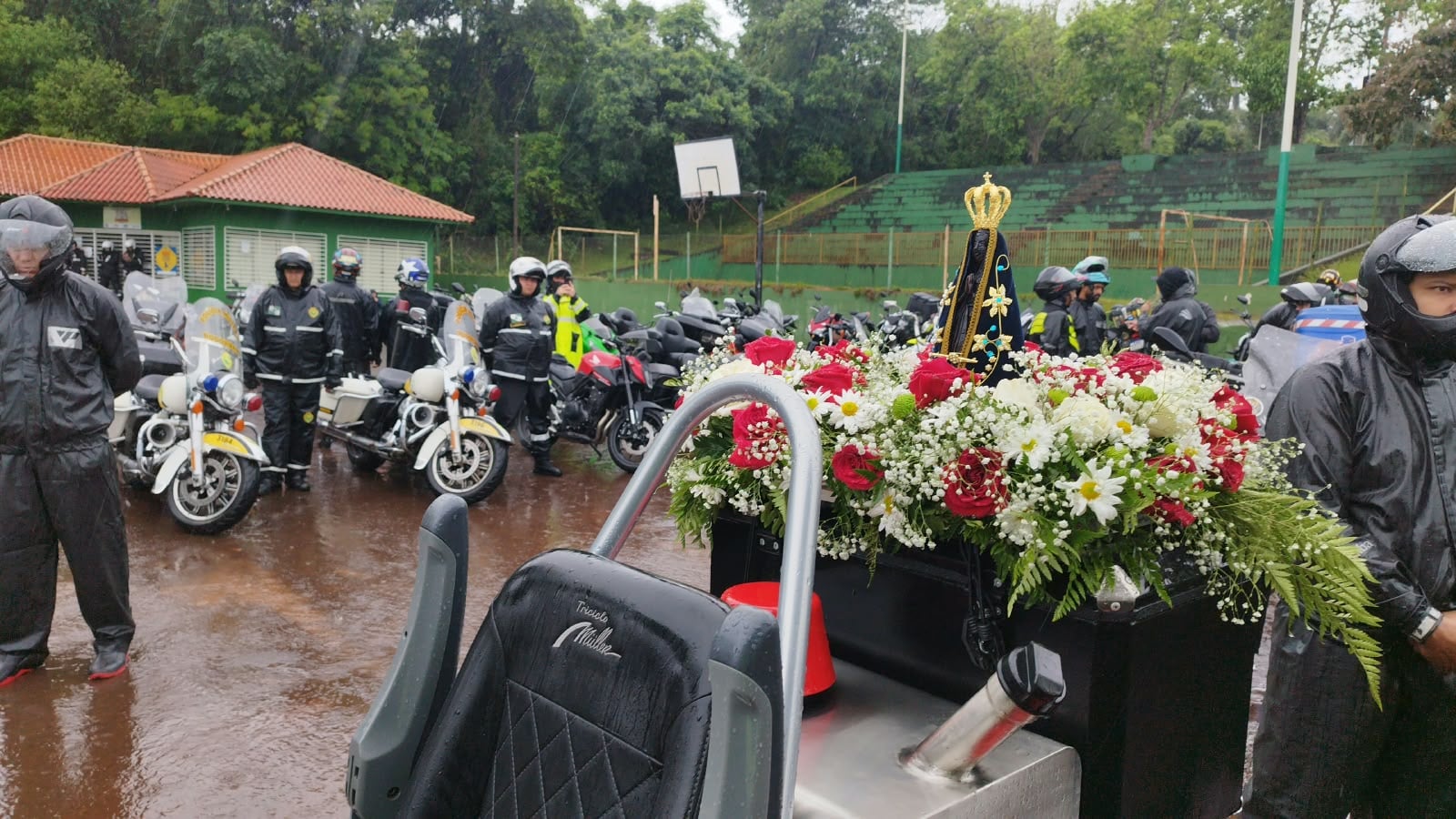 Motociata da Fé reúne mais de 100 motociclistas em homenagem a Nossa Senhora Aparecida em Cascavel