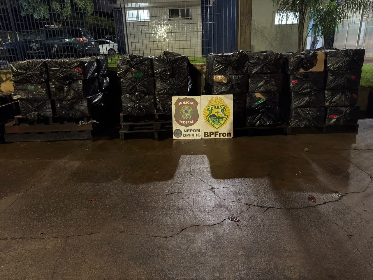 Cigarros contrabandeados são encontrados em duas residências após travessia de barco em Foz do Iguaçu
