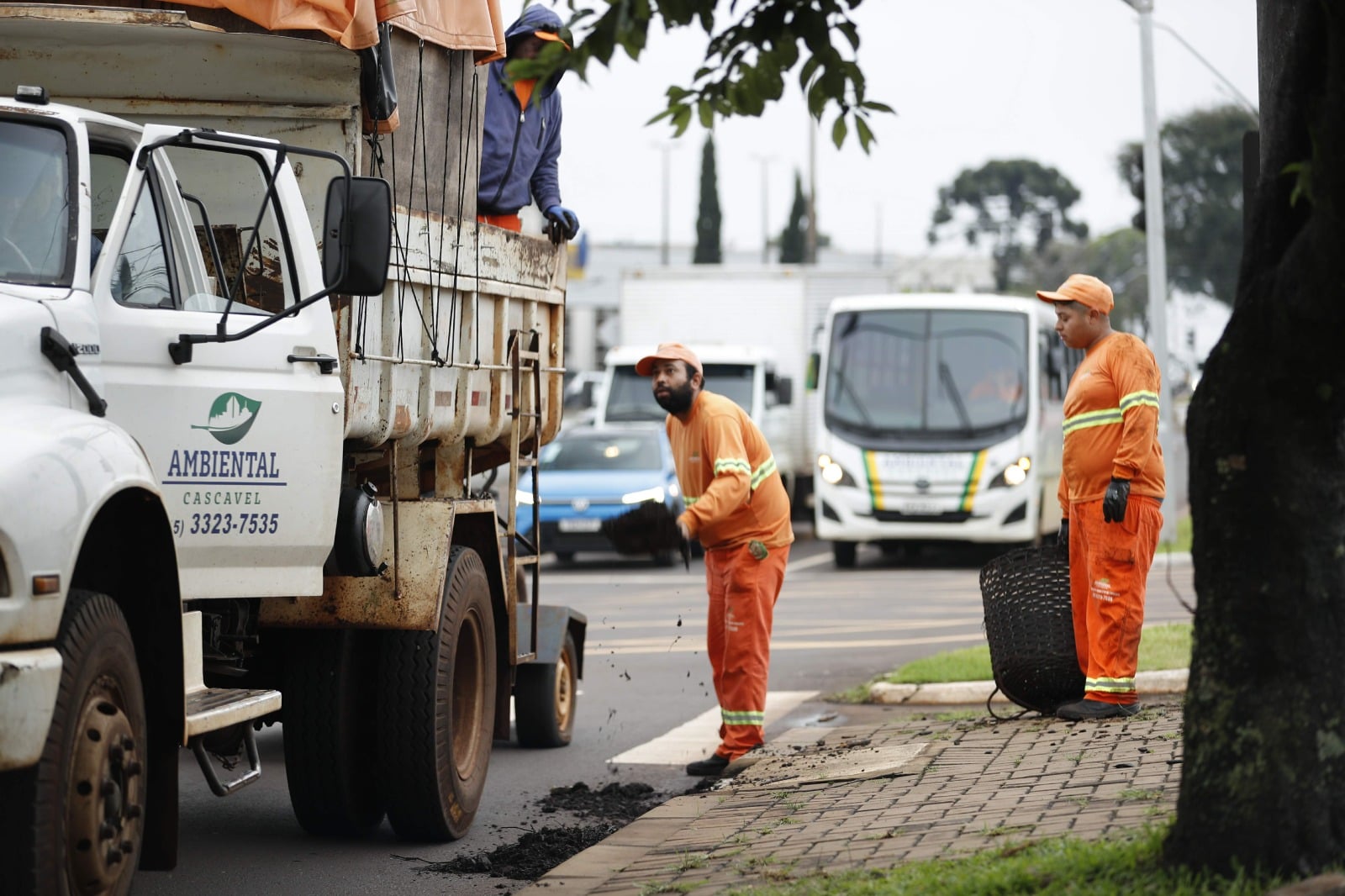Prefeitura faz força-tarefa para desobstruir bueiros e minimizar impactos das chuvas em Cascavel