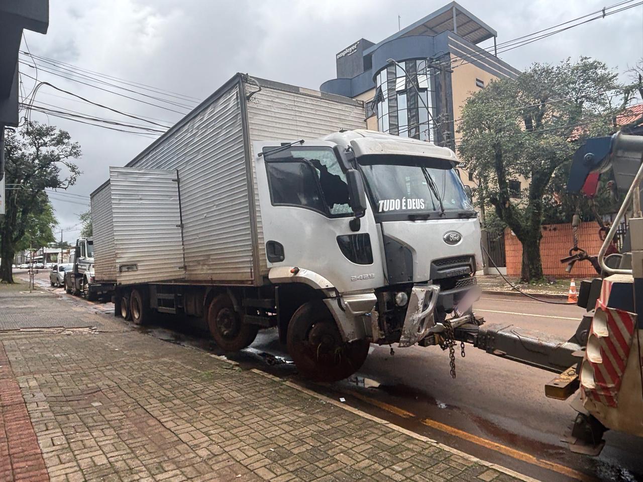 Caminhão carregado com 1,3 tonelada de drogas provoca perseguição, bate em vários carros e termina em confronto em Cascavel