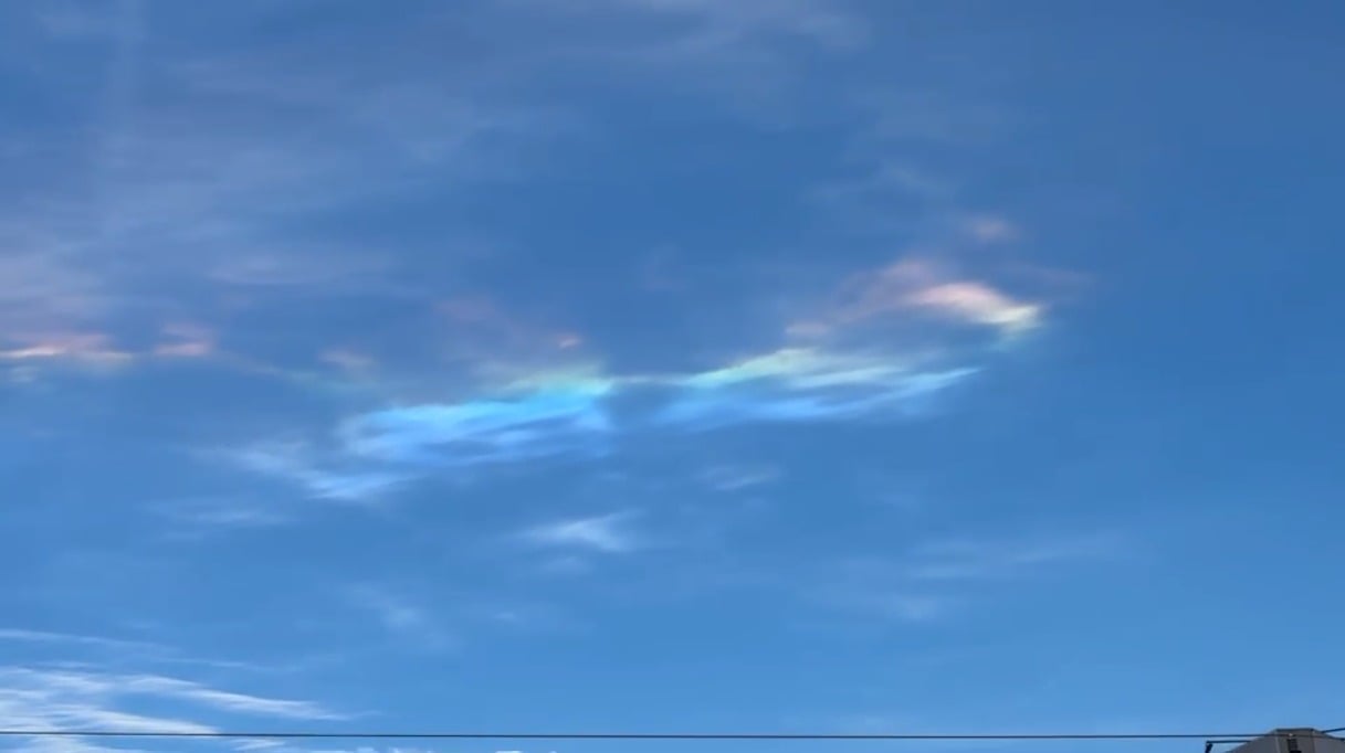 Fenômeno óptico colore nuvens e chama a atenção no céu de Cascavel