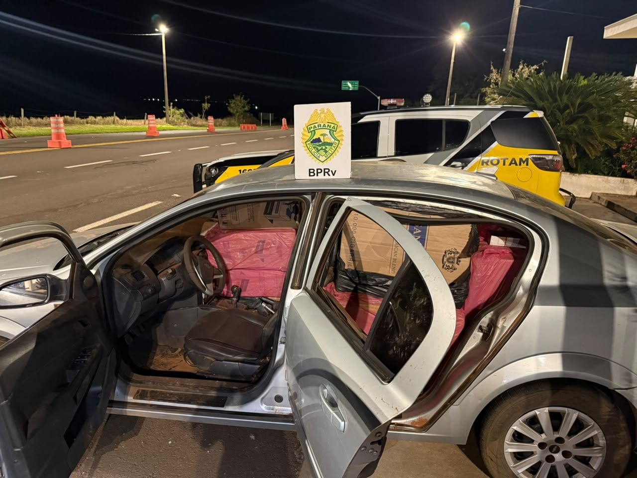 Motorista fog da polícia, abandona carro carregado com cigarros contrabandeados e desaparece em Iporã