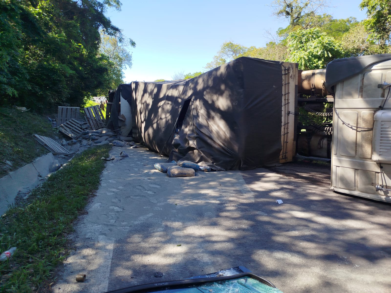 Dois caminhões tombam na BR-277 em Nova Laranjeiras e carga de frangos congelados é saqueada