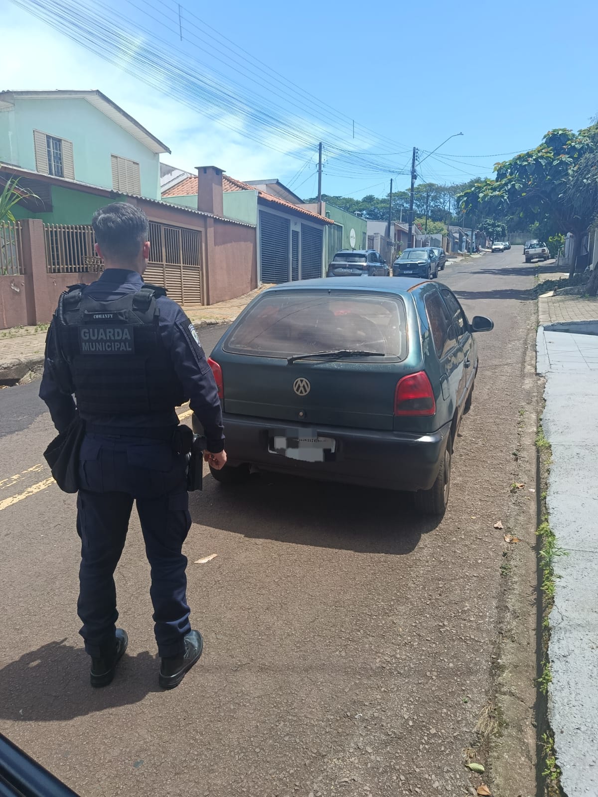 Carro furtado no bairro Brazmadeira é recuperado sem bateria e estepe em Cascavel