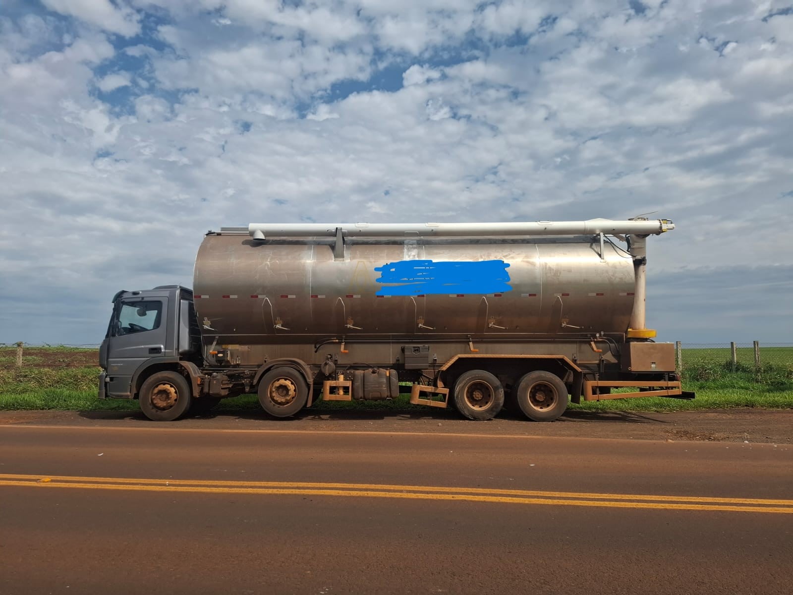 Motorista fica ferida após colisão entre caminhonete e caminhão na PR-491, em Marechal Cândido Rondon