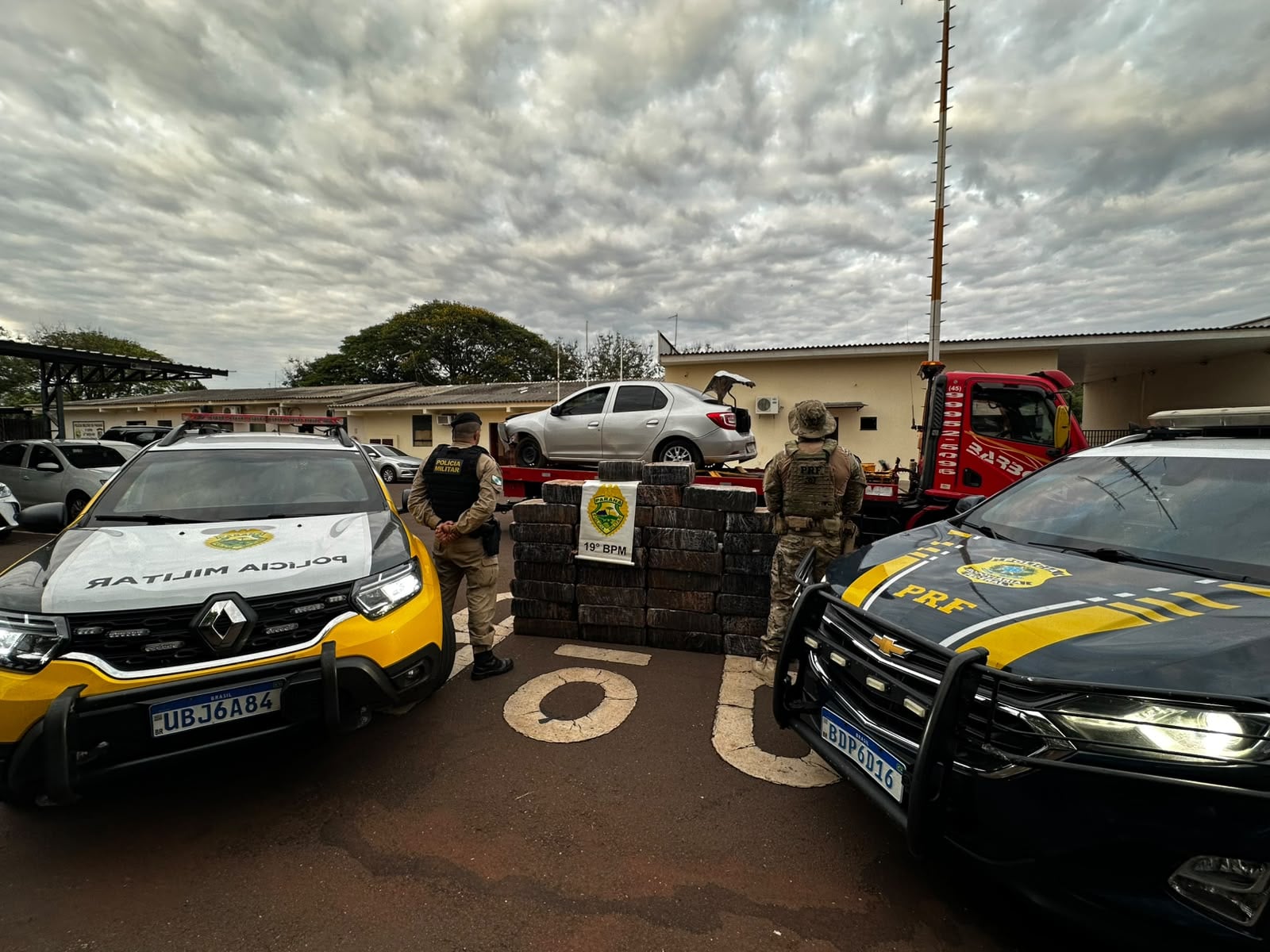 Motorista foge por 15 quilômetros, bate carro em barranco e é preso com quase 700 kg de maconha em Toledo