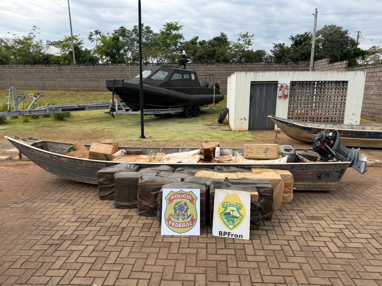 Contrabandistas abandonam barco com cigarros e agrotóxicos no Lago de Itaipu e fogem pela mata