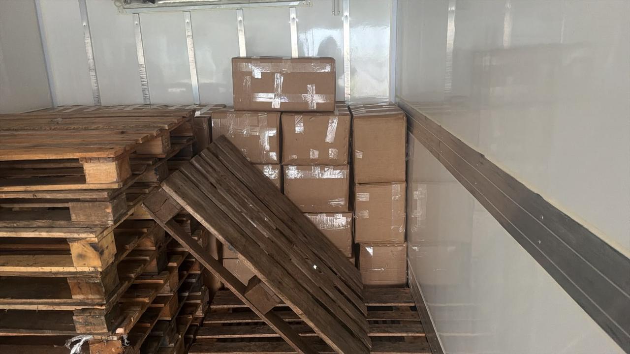 Mais de uma tonelada de maconha é encontrada em 24 caixas dentro de caminhão na BR-277