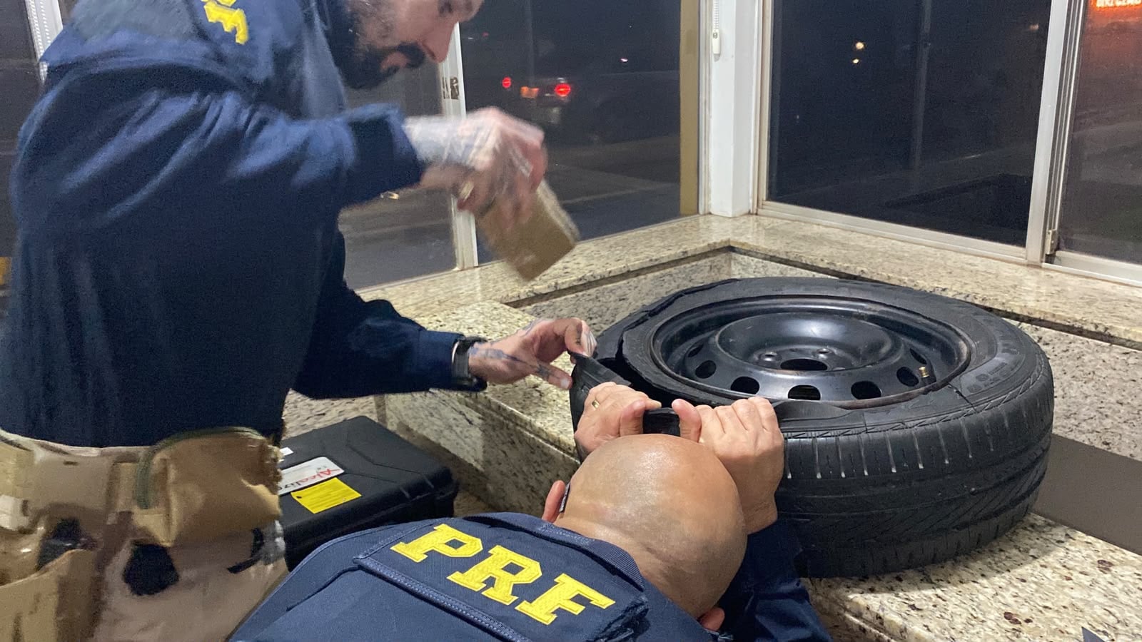 Motorista é preso com quase 6 quilos de drogas escondidas no estepe de carro na BR-277