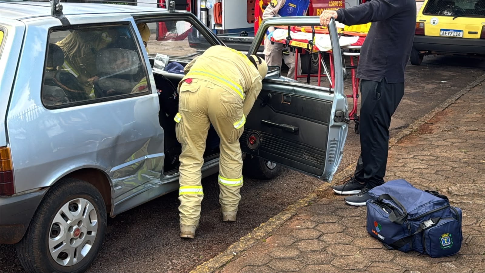 Passageira de 55 anos fica ferida em acidente entre dois carros no bairro São Cristóvão