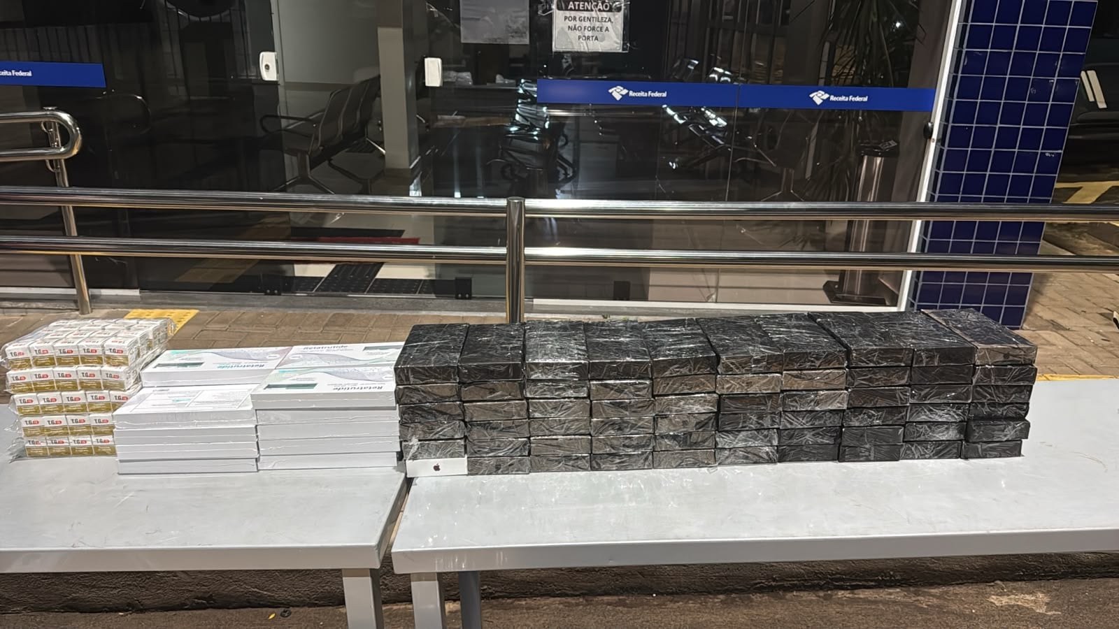 Van com fundo falso é apreendida com R$ 755 mil em mercadorias contrabandeadas na BR-277