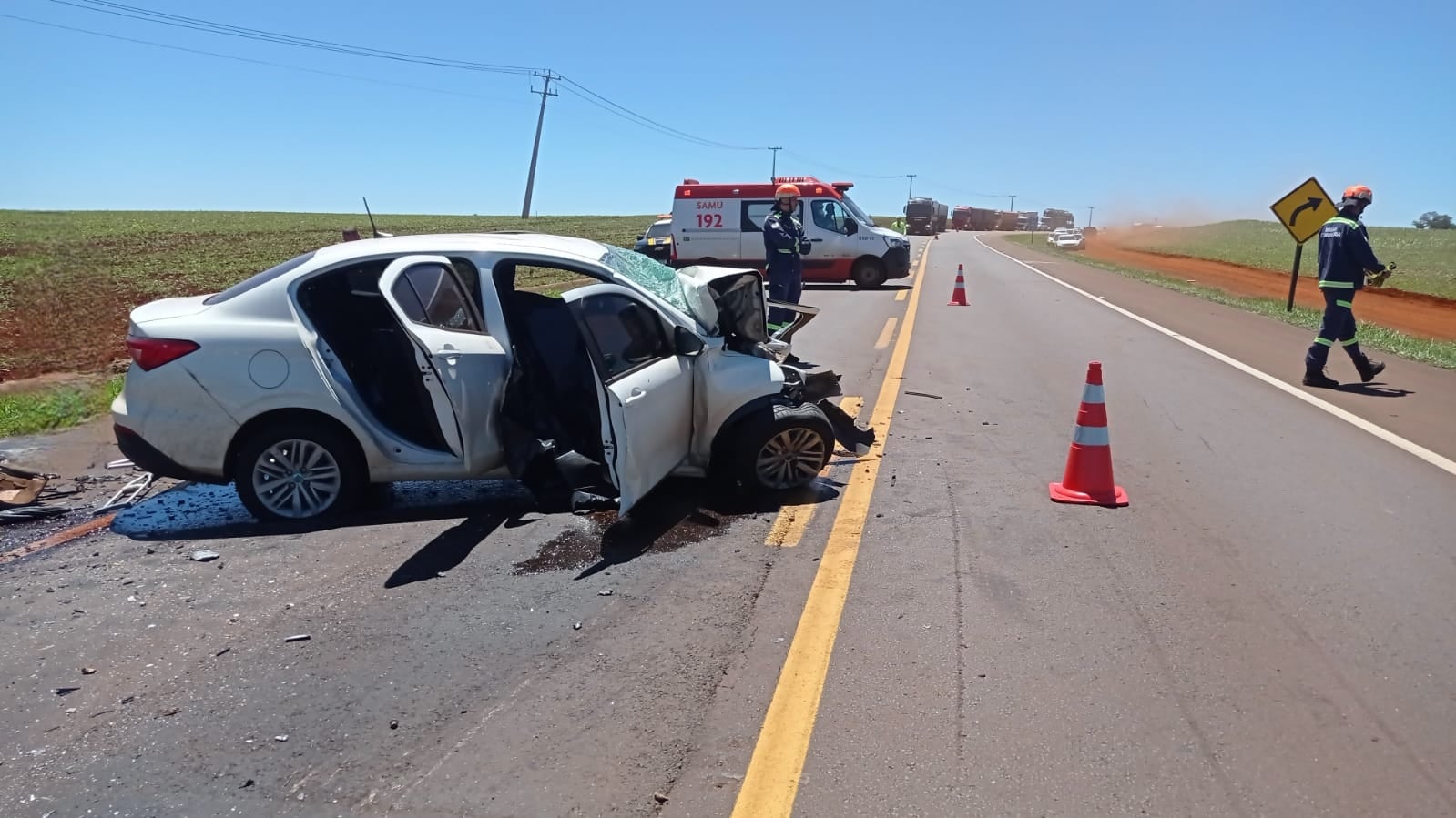 Mulher morre e três pessoas ficam feridas em acidente entre carro e micro-ônibus na BR-369, em Corbélia