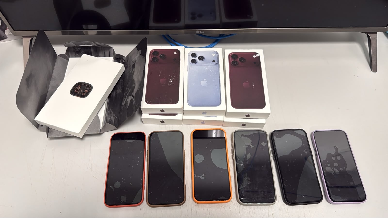 Mulher é presa com iPhones 18 Pro Max escondidos na roupa no Aeroporto de Cascavel