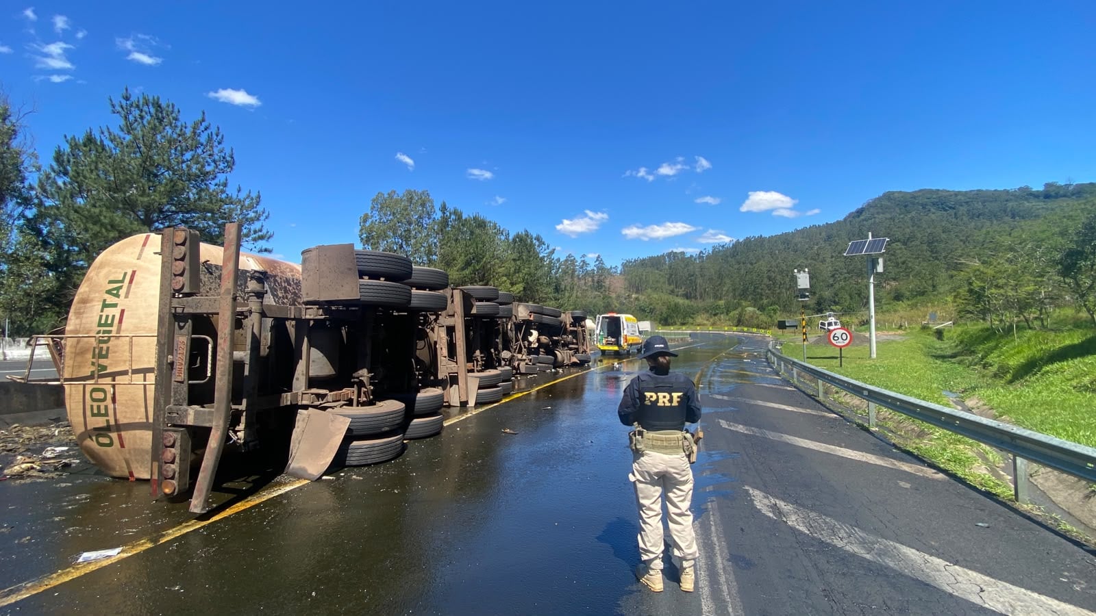 Carreta carregada com óleo vegetal tomba na BR-376, deixa motorista preso nas ferragens e interdita rodovia