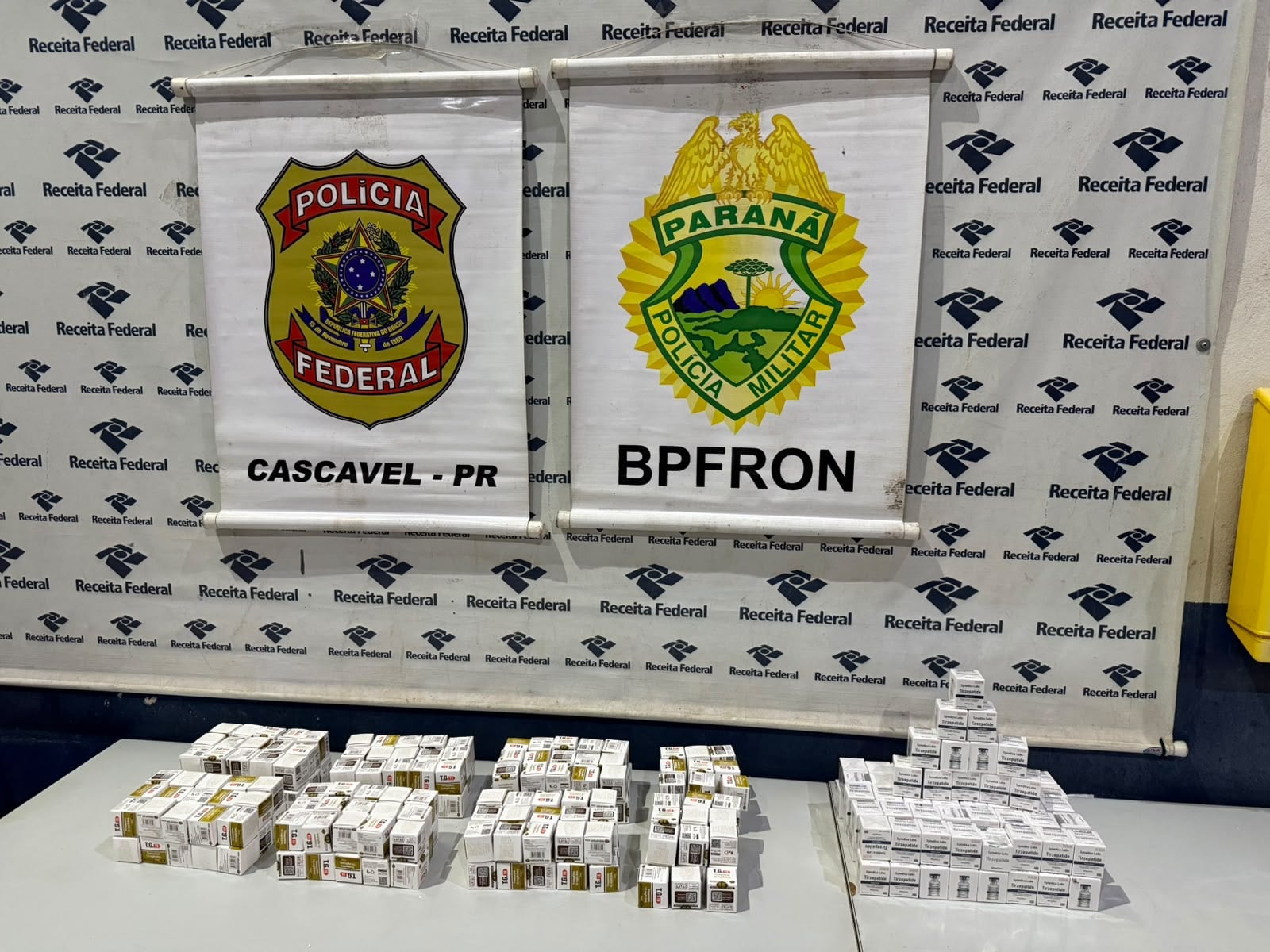 Mais de 1,2 mil ampolas de medicamentos emagrecedores são encontradas escondidas no teto de ônibus em Corbélia