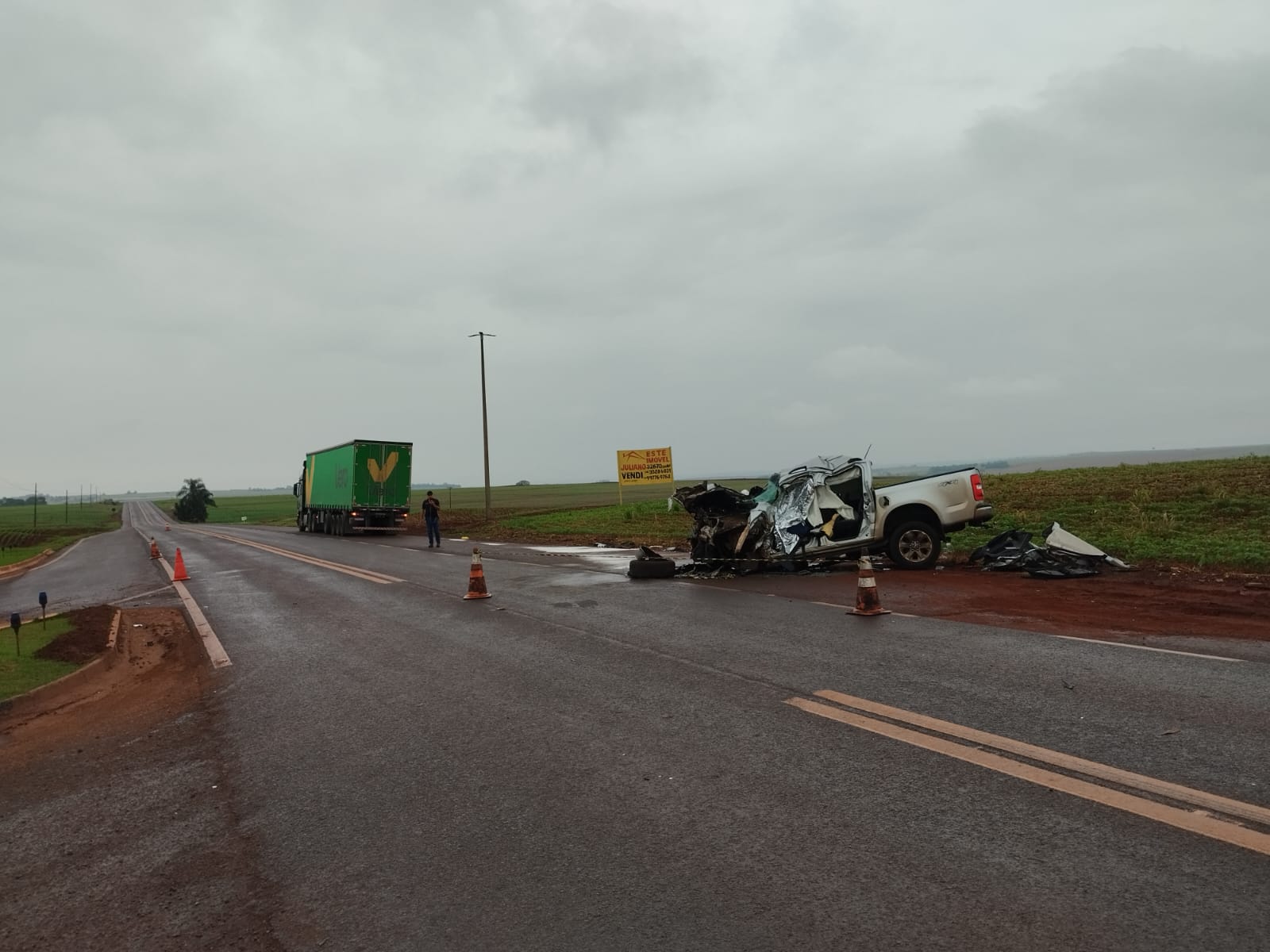 Motorista de 37 anos morre após caminhonete bater em carreta na PR-239, em Assis Chateaubriand